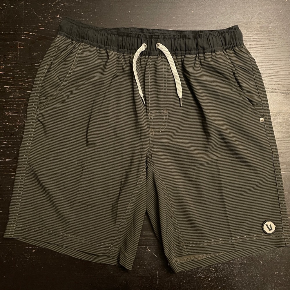 Vuori Banks shorts lined Men’s size M green and black stripe EUC